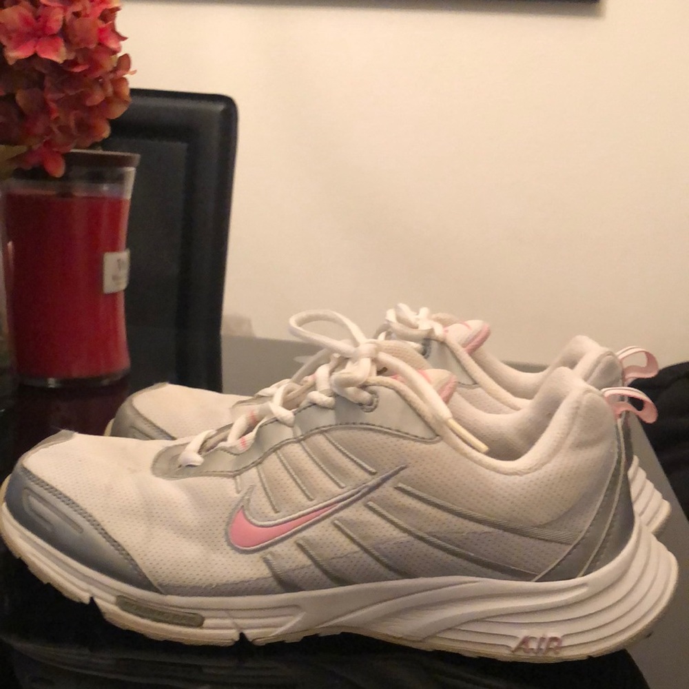 NIKE AIR WALKING SNEAKERS WOMENS SIZE 9.5